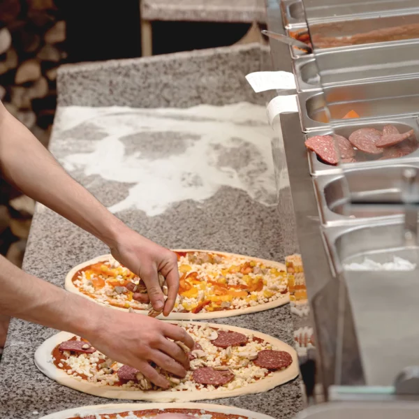 Chladící stůl na pizzu PREMIUM - 1600x800mm - se 2 dvířky a 3 zásuvkami - včetně chladící vitríny - 6x GN 1/3 - Image 2