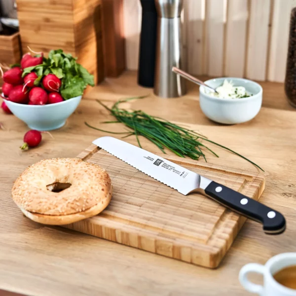 ZWILLING | PRO - Nůž na chléb s vlnitým ostřím - čepel: 200mm - Image 10