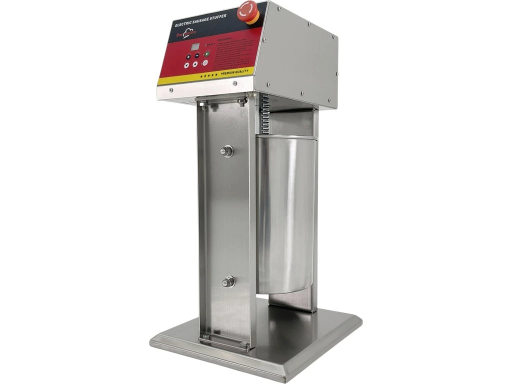 Kompaktní elektrická plnička klobás PKE10 je ideální volbou pro menší provozy, farmářské výrobny nebo restaurace, které chtějí vyrábět domácí klobásy, salámy či paštiky s profesionální přesností a bez námahy. Konstrukce z nerezové oceli zaručuje hygienu, odolnost a snadné čištění. Vlastnosti produktu Objem 10 litrů – ideální pro menší až střední výrobní dávky. Tělo z nerezové oceli – bezpečné pro potravinářské použití, odolné vůči korozi. Nastavitelná rychlost plnění – regulace sestupu pístu 0–6,6 mm/min pro perfektní kontrolu nad plněním. Dotykový ovládací panel – přehledné a snadné nastavení parametrů. Nožní pedál – pohodlné ovládání s volnýma rukama. Technické údaje Objem: 10 litrů Výkon motoru: 0,06 kW / 1350 ot./min Rozměry: 637 × 370 × 330 mm Hmotnost: 27,5 kg Napětí: 220 V / 50 Hz Vhodné pro Menší masné dílny, restaurace, farmářské provozy, domácí výrobce uzenin. (Kópia) - Obrázek 7